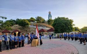Wakil Bupati Belu, Vicente Hornai saat menyerahkan SK CPNSD kepada perwakilan bertempat di kawasan Patung Bunda Maria Segala Bangsa, Teluk Gurita, Desa Dualaus, Kecamatan Kakuluk Mesak, Kabupaten Belu perbatasan RI-RDTL, Senin sore (2/6/2025).