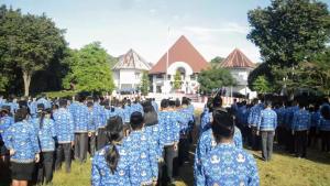 ASN dilingkup Pemerintah Kabupaten Belu melakukan upacara peringatan Hari Lahir Pancasila 1 Juni 2025 bertempat di lapangan Kantor Bupati Belu wilayah perbatasan RI-RDTL, Senin (2/6/2025).