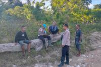 Anggota Polsek Amanuban Selatan terlibat langsung mengevakuasi jenazah korban banjir bandang di Sungani Noemuke.