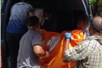 Jenazah, Denny Maessakh saat dievakuasi anggota Polsek maulafa dan tim medis ke RS Bhayangkara Titus Ully Kupang.