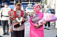 Kapolda Nusa Tenggara Timur (NTT) yang baru, Irjen Pol Dr Rudi Darmoko, SIK MSi bersama Vily Rudi Darmoko, tiba di Mapolda NTT pada Selasa pagi (3/6/2025) dan