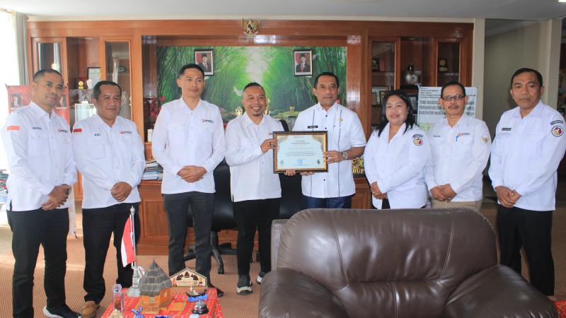 Bawaslu Serahkan Piagam Penghargaan kepada Pemkab Manggarai, Apresiasi Penyelenggaraan Pilkada 2024