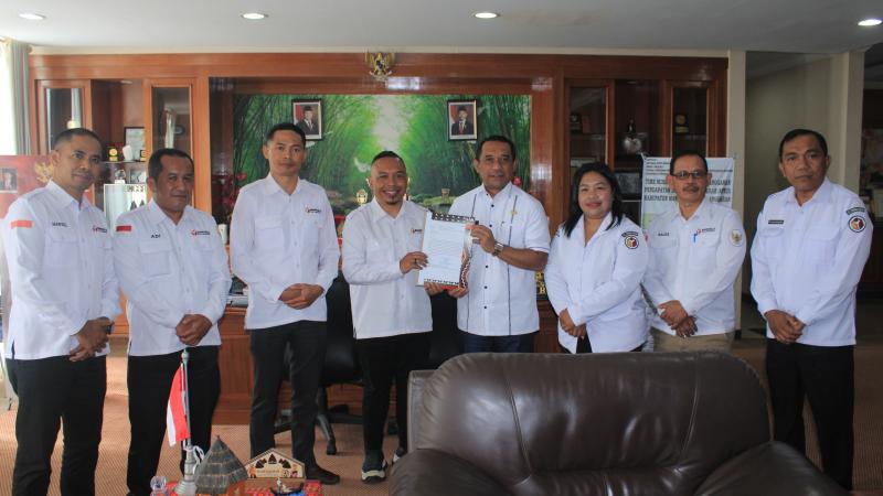 Transparansi Anggaran, Bawaslu Manggarai Kembalikan Rp1,1 Miliar Sisa Dana Hibah ke Kas Daerah