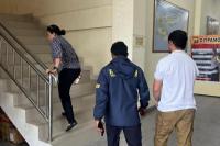 Mantan Kapolres Ngada, AKBP Fajar , pelaku kasus pengcabulan anak bawah umur saat tiba dari Jakarta di Mapolda NTT langsung digiting ke sel Tahti Polda NTT