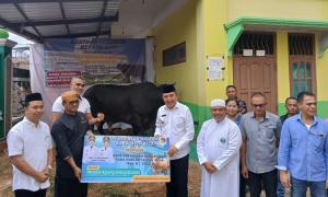 Bupati Belu, Willy Lay secara simbolis serahkan 10 ekor sapi kurban Idul Adha sekaligus 1 ekor sapi bantuan Presiden Prabowo kepada pengurus Masjid Agung Hidayatullah pasar baru Atambua, Kabupaten Belu perbatasan RI-RDTL, Jumat (6/6/2025).