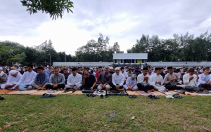 Kapolda NTT, Irjen Pol Rudi Darmoko melaksanakan ibadah Shalat Idul Adha 1446 H di Lapangan Bhayangkara Polda NTT, Jumat (6/6/2025). 