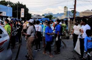Kerja bakti sosial bersihkan sampah di area pasar baru Atambua dalam rangka menyambut HUT ke-18 CUKS Atambua, Kabupaten Belu, Sabtu (7/6/2025).