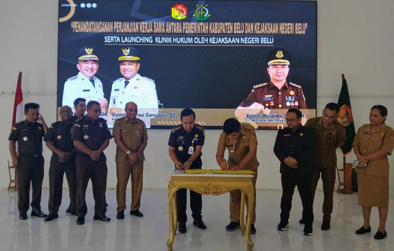 Bupati Belu, Willy Lay dan Plt Kajari Belu, Yoanes Kardinto menandatangani perjanjian kerja sama di bidang Datun bertempat di aulla Gedung Betelalenok Atambua, Kabupaten Belu perbatasan RI-RDTL, Selasa (10/6/2025). 