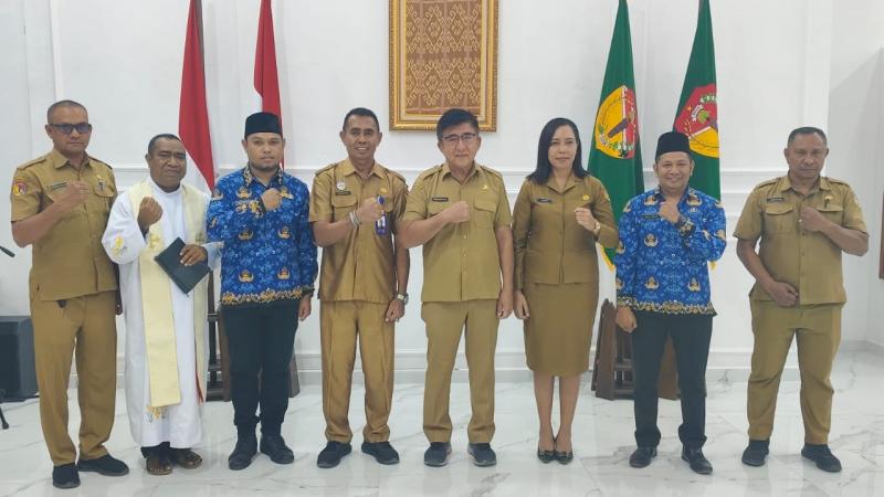 Pose bersama Bupati Belu, Willy Lay bersama Sertijab pejabat DPMPTSP) serta Pejabat Fungsional di Bagian Pengadaan Barang dan Jasa Setda Belu, Selasa (10/6/2025). 
