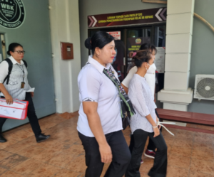 Fani sang mucikari dalam kasus kekerasan seksual terhadap anak di abwah umur bersma tersangka lainnya, mantan Kapolres Ngada, AKBP Fajaar digiring penyidik Polda NTT ke Kajti NTT setelah berkas dinyatakan lengkap.