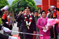 Nampak Kombes Pol (Purn) Drs. Dharu Siswanto beserta seluruh wisudawan melangkah keluar dari gerbang institusi Polri dalam suasana haru, namun masuk ke ruang pengabdian yang lebih luas—di tengah masyarakat yang senantiasa membutuhkan keteladanan dan integritas mereka.