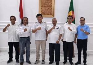 Bupati Belu, Willy Lay pose bersama para Staf Khusus pasca diangkat pada Jumat (13/6/2025).