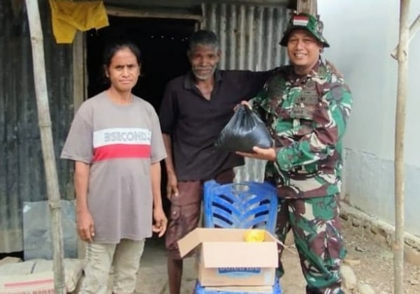 Peltu Theo Kuil saat menyerahkan bantuan sembako kepada warga dinsekitar Pos Satgaster Kabuna, Kodim 1605/Belu wilayah perbatasan RI-RDTL, Jumat (13/6/2025). 