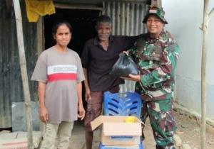 Peltu Theo Kuil saat menyerahkan bantuan sembako kepada warga dinsekitar Pos Satgaster Kabuna, Kodim 1605/Belu wilayah perbatasan RI-RDTL, Jumat (13/6/2025).
