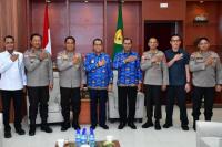 Kapolda NTT, Irjen Pol Dr Rudi Darmoko yang baru dua pekan menjadi pucuk pimpinan di Polda NTT melakukan kunjungan silaturahmi dengan Gubernur NTT, Emanuel Melkiades Laka Lena, Kamis (12/6/2025).