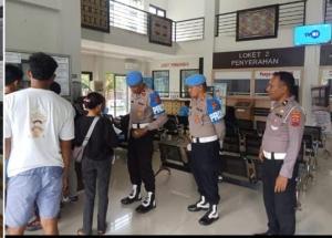 Bidang Propam Polda NTT melakukan operasi bersih di kantor Samsat Kupang pada Kamis (12/6/2025). Operasi dalam rangka Hari Bhayangkara ke 79 tahun 2025 ini dipimpin Ps Kasubbid Provos Bidpropam Polda NTT, Kompol Januarius Seran.