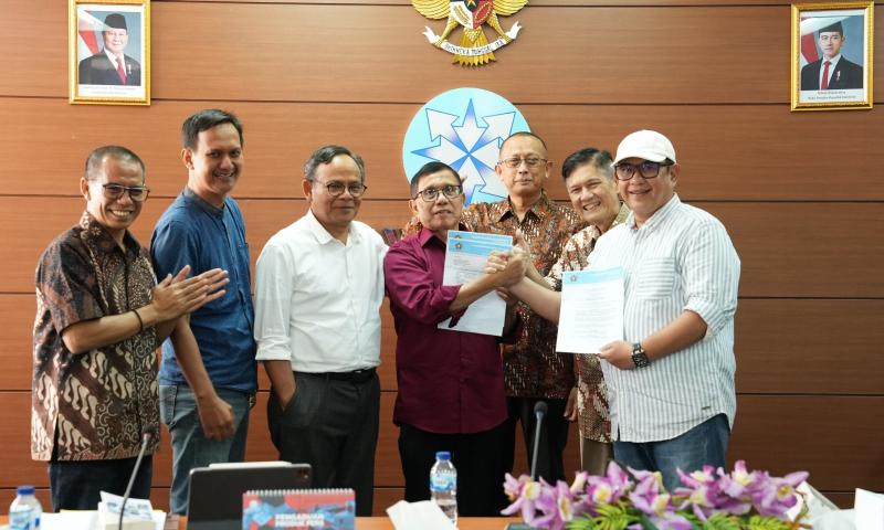 Ketua Umum PWI Kongres Luar Biasa, Zulmansyah Sekedang (paling kanan), berjabat tangan dengan Ketua Umum PWI Kongres Bandung, Hendry Ch Bangun (keempat dari kiri) setelah menandatangani SK Panitia Bersama Kongres Persatuan PWI di Gedung Dewan Pers, Jakarta, Selasa (13/6/2025). Ikut menyaksikan, dari kiri ke kanan, Dahlan Dahi (mediator, anggota Dewan Pers), Yogi Hadi Ismanto (anggota Dewan Pers), Komaruddin Hidayat (Ketua Dewan Pers), Totok Suryanto (Wakil Ketua Dewan Pers), dan Wina Armada Suka 