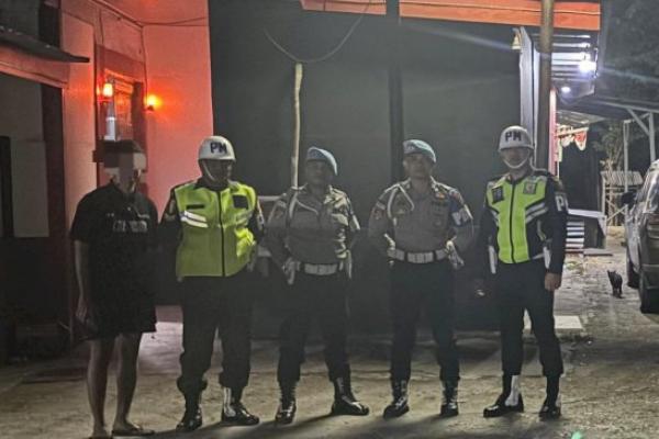 Anggota Propam Polres Sumba Timur bersama Subdenpom IX/1-2 Waingapu melakukan pengawasan dan pengecekan di sejumlah tempat hiburan malam (THM) di wilayah hukum Polres Sumba Timur, Sabtu (14/6/2025) malam.  