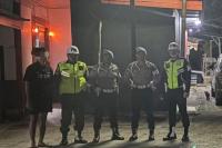 Anggota Propam Polres Sumba Timur bersama Subdenpom IX/1-2 Waingapu melakukan pengawasan dan pengecekan di sejumlah tempat hiburan malam (THM) di wilayah hukum Polres Sumba Timur, Sabtu (14/6/2025) malam. 