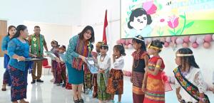 Bunda PAUD Belu, Ny. Vivi Lay saat melepas perwakilan anak-anak PAUD PKG Lau Siberu bertempat di gedung Betelalenok Atambua, Kabupaten Belu perbatasan RI-RDTL, Senin (16/6/2025).