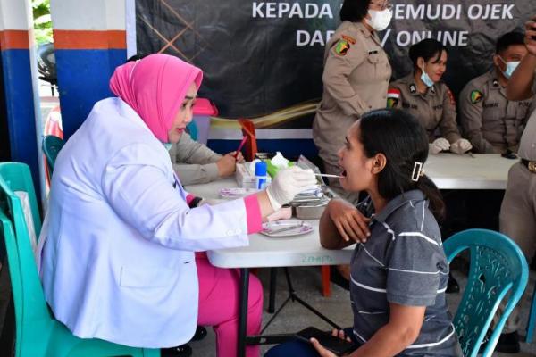 Jelang HUT Bhayangkara, Polda NTT Berikan Pelayanan Kesehatan Gratis untuk Ojek Online