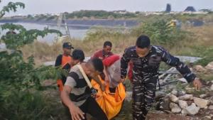 Tim SAR Gabunga saat mengevakuasi jenazah karyawan PT Prima Surya Nusantara yang ditemukan tewas tenggelam di Embung Desa Wanga