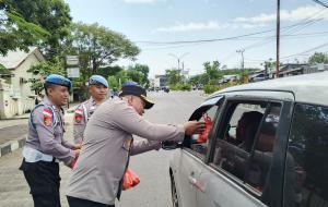 Rayakan Hari Bhayangkara Ke-79, Ratusan Pengendara di Labuan Bajo Nikmati Makan Siang Gratis