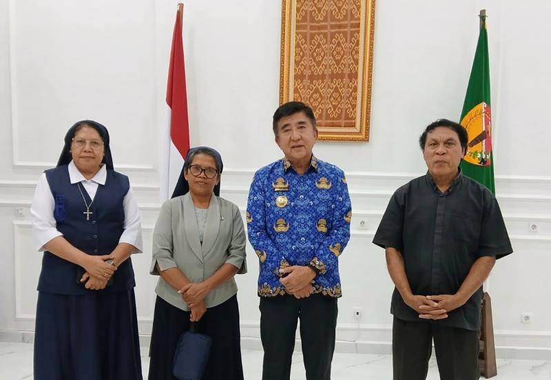 Bupati Belu, Willy Lay bersama Kepala SMAK Suria Atambua Romo Min Bria, Pr dan Kepala SMA Santa Angela Atambua, Suster Lestari, Osu usai konferensi pers di ruang kerja Bupati Belu, Selasa (17/6/2025). 