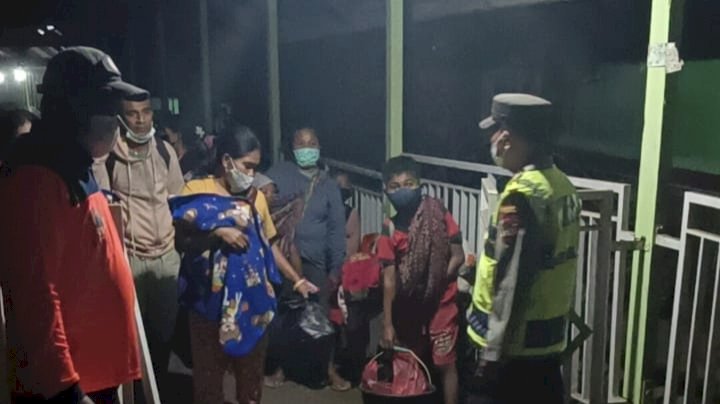 Sejumlah warga berdampak erupsi gunung Lewotobi Laki-laki saat hendak dievakuasi polisi dari Polres Sikka 