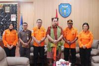 Kepala Basarnas Kupang dan Bupati TTU membahas soal pembentukan unit siaga SAR di perbatasan, Jumat (20/6/2025)