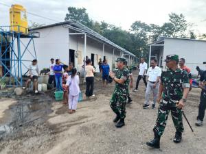 Panglima Komando Daerah Militer (Pangdam) IX/Udayana, Mayor Jenderal TNI Piek Budyakto terbang ke Flores guna melihat langsung wilayah terdampak erupsi dahsyat gunung Lewotobi Laki-laki di Kabupaten Flores Timur, Nusa Tenggara Timur, Jumat (20/6/2025). 
