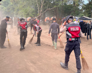 Personel Ditsamapta yang tergabung dalam Bawah Kendali Operasi (BKO) Flores Timur bergerak cepat melaksanakan pembersihan di lokasi-lokasi yang terdampak erupsi Gunung Api Lewotobi Laki. 