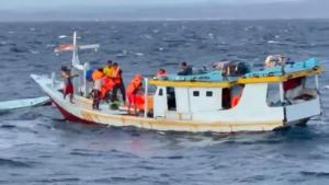 Sembilan nelayan di Nusa Tenggara Timur (NTT) nyaris tenggelam saat berlayar. Nelayan yang menumpang kapal motor (KM) Erdogan ini mengalami mati mesin di perairan Pulau Dae, Kabupaten Kupang, Sabtu (21/6/2025).