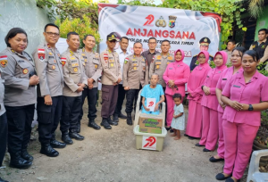  Bantuan Kapolda NTT,  Irjen Pol Dr Rudi Darmoko ini diantar sejumlah pejabat Polda NTT dengan mendatangi rumah masing-masing. Di hari pertama anjangsana, Senin (23/6/2025), Polda NTT mendatangi empat lokasi.