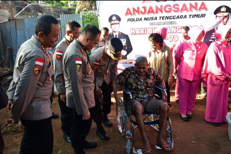 Sejumlah pejabat utama Polda NTT saat melakukan anjangsana ke salah satu anggota yang telah menderita sakit selama tiga tahun sekaligus menyerahkan bantuan satu unit kursi roda bantuan Kapolda NTT Irjen Pol Rudi Darmoko. 