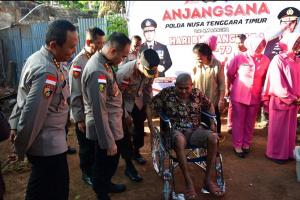 Sejumlah pejabat utama Polda NTT saat melakukan anjangsana ke salah satu anggota yang telah menderita sakit selama tiga tahun sekaligus menyerahkan bantuan satu unit kursi roda bantuan Kapolda NTT Irjen Pol Rudi Darmoko.