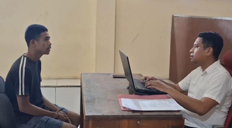 Mantan karyawan Alfamart Naimata berinisial Arman Pujayana Seni saat menjalani pemeriksaan oleh penyidik Polsek Maulafa. 
