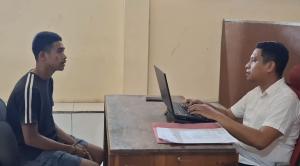 Mantan karyawan Alfamart Naimata berinisial Arman Pujayana Seni saat menjalani pemeriksaan oleh penyidik Polsek Maulafa.