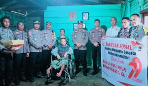 Polres Manggarai Salurkan Bantuan Sembako Bagi Penyandang Disabilitas di Kecamatan Langke Rembong (24/6/2025).