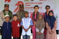 Kapolres Kupang AKBP Rudy Junus Jacob Ledo menyerahkan bantuan sosial kepada 50 santri disaksikan para orang tua, pengasuh pesantren, Ketua Umum Pesantren Tarbiyatul Al Mualafin, serta masyarakat setempat. 