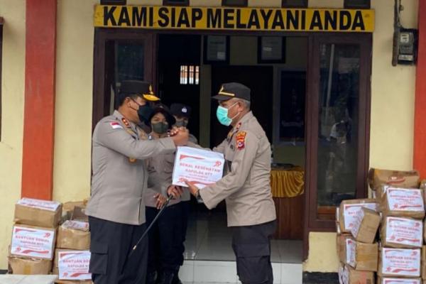 Tinjau Polsek Wulanggitang, di Flores Timur, Kapolda NTT Sempatkan Serahkan Bantuan 