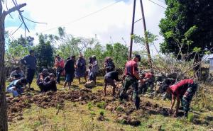 Satgas Yonif 741/GN Bantu Warga Belu Bangun Pondasi Rumah 