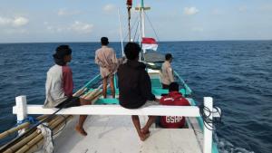 Seorang nelayan asal Lombok, Nusa Tenggara Barat (NTB), dilaporkan tenggelam dalam insiden kecelakaan laut yang terjadi pada Rabu, (25/6/2025) malam. Upaya pencarian tengah dilakukan aparat Polres Sumba Timur bersama nelayan setempat.