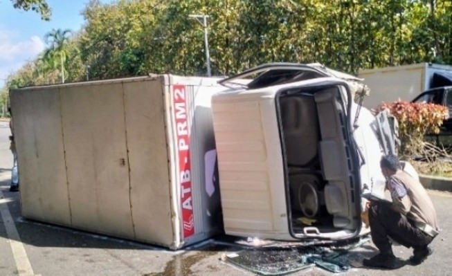 Mobil Box Terbalik Hingga Pindah Jalur Seberang Usai Tabrak Tiang Listrik