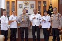 Kakanwil Ditjen Pas NTT, Ketut Akbar Herry Achjar saat bersilaturahmi dengan Kepala Kepolisian Daerah Nusa Tenggara Timur (Kapolda NTT) Irjen Pol Dr Rudi Darmoko, di Mapolda NTT, Kamis (26/6/2025).