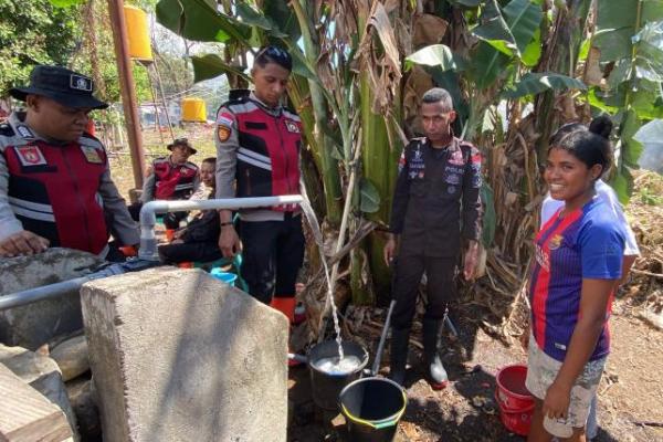 Pengungsi di Posko Konga, Kabupaten Flores Timur, mendapat bantuan dinamo air dari Polda NTT. Bantuan ini sebagai bentuk kepedulian Polda NTT terhadap masyarakat terdampak bencana dan dukungan Polri dalam membantu memenuhi kebutuhan air bersih bagi warga pengungsi. 