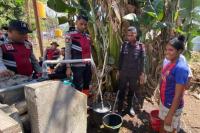 Pengungsi di Posko Konga, Kabupaten Flores Timur, mendapat bantuan dinamo air dari Polda NTT. Bantuan ini sebagai bentuk kepedulian Polda NTT terhadap masyarakat terdampak bencana dan dukungan Polri dalam membantu memenuhi kebutuhan air bersih bagi warga pengungsi.