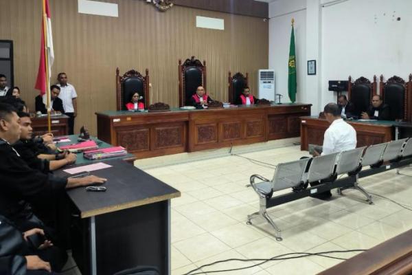 Terdakwa Fajar Widyadharma Lukman Sumaatmadja menjalani sidang perdana di Pengadilan Negeri Kupang, Senon (30/6/2025). 