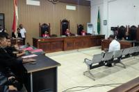 Terdakwa Fajar Widyadharma Lukman Sumaatmadja menjalani sidang perdana di Pengadilan Negeri Kupang, Senon (30/6/2025).