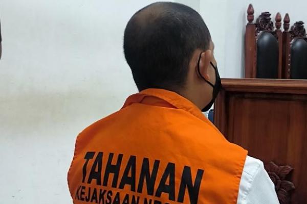 Mantan Kapolres Ngada, AKBP Fajar Widyadharma Lukman Sumaatmadja, mantan Kapolres Ngada menjalani sidang perdana kasus kekerasan seksual pada anak pada Senin, (30/6/2025) di Pengadilan Negeri (PN) Kelas IA Kupang.  